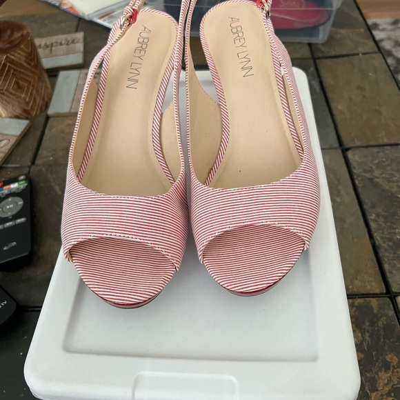 Red pin stripe heels with matching 2 in 1 purse - Picture 2 of 5